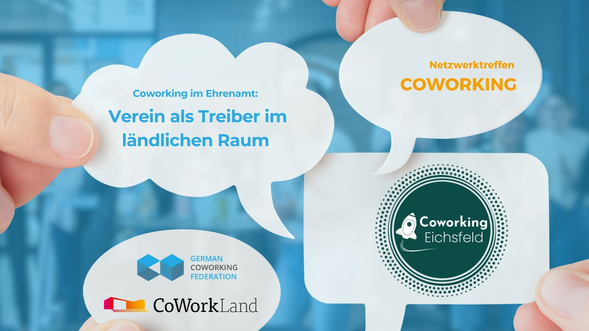 Grafik zum Netzwerktreffen „Coworking im Ehrenamt: Verein als Treiber im ländlichen Raum“. Hände halten Sprechblasen mit dem Veranstaltungstitel und den Logos von Coworking Eichsfeld, German Coworking Federation und CoWorkLand vor blauem Hintergrund.